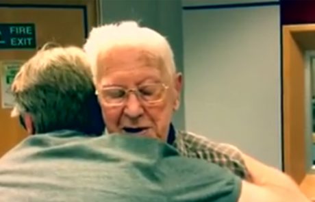 בן 95 נקרא להגיע לתחנת רדיו כדי לא להיות לבד בבית